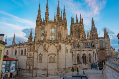İspanya 'nın Burgos kentindeki katedralin günbatımı manzarası.