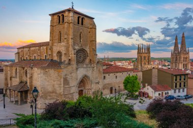 İspanya 'nın Burgos kentindeki San Esteban kilisesinin gün batımı manzarası.