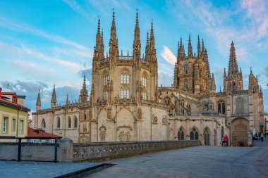 İspanya 'nın Burgos kentindeki katedralin günbatımı manzarası.