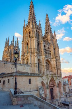 İspanya 'nın Burgos kentindeki katedralin günbatımı manzarası.