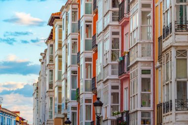 İspanyol kasabası Burgos 'ta renkli yüzlü evler.