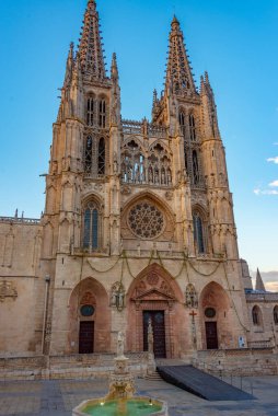 İspanya 'nın Burgos kentindeki katedralin günbatımı manzarası.