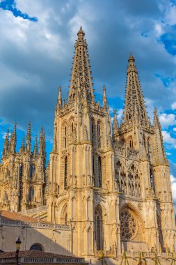 İspanya 'nın Burgos kentindeki katedralin günbatımı manzarası.