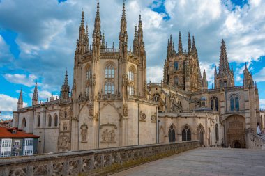 İspanya 'nın Burgos kentindeki katedralin günbatımı manzarası.