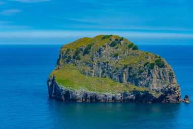 San Juan de Gaztelugatxe Kilisesi yakınlarındaki Akatxa irla adası, İspanya.