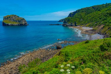 San Juan de Gaztelugatxe Kilisesi yakınlarındaki Akatxa irla adası, İspanya.