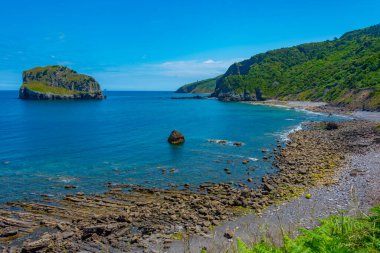 San Juan de Gaztelugatxe Kilisesi yakınlarındaki Akatxa irla adası, İspanya.