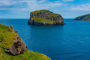 San Juan de Gaztelugatxe Kilisesi yakınlarındaki Akatxa irla adası, İspanya.