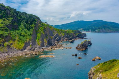 İspanya, San Juan de Gaztelugatxe kilisesi yakınlarındaki engebeli kıyı şeridi..
