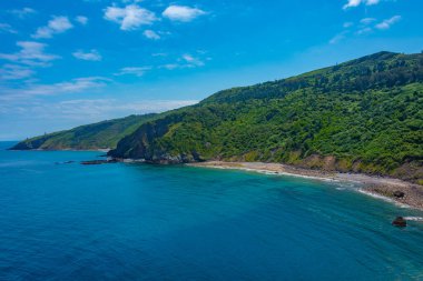 İspanya, San Juan de Gaztelugatxe kilisesi yakınlarındaki engebeli kıyı şeridi..