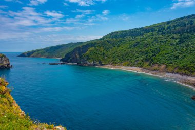 İspanya, San Juan de Gaztelugatxe kilisesi yakınlarındaki engebeli kıyı şeridi..