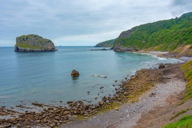 İspanya, San Juan de Gaztelugatxe kilisesi yakınlarındaki engebeli kıyı şeridi..