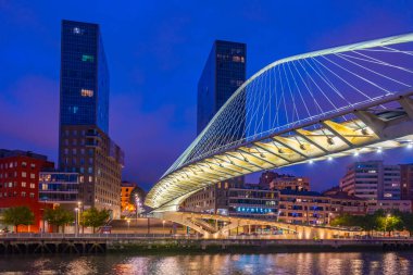 İspanya 'nın Bilbao kentindeki Zubizuri köprüsü ile Nervion Nehri' nin rıhtım manzarası.