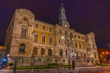 İspanya 'nın Bilbao kentindeki belediye binasının yakınındaki Nervion nehrinin rıhtım manzarası..