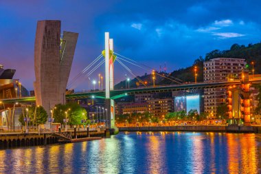 İspanya 'nın Bilbao kentindeki La salve zubia köprüsünün gece manzarası.