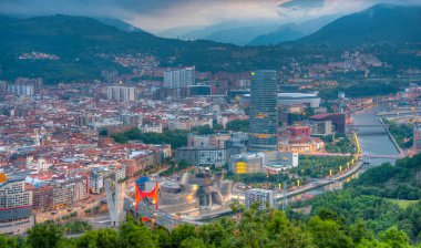 İspanya, Artxanda tepesinden Bilbao 'nun gece hava görüntüsü.