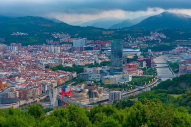 İspanya, Artxanda tepesinden Bilbao 'nun gece hava görüntüsü.