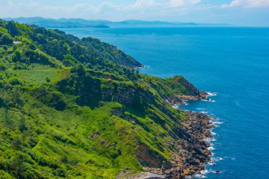 San Sebastian, İspanya yakınlarındaki engebeli kıyı şeridi.