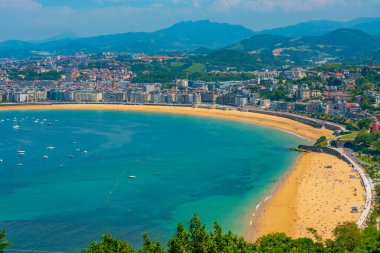 San Sebastian, İspanya 'daki La Concha plajının arkasındaki otellerde..
