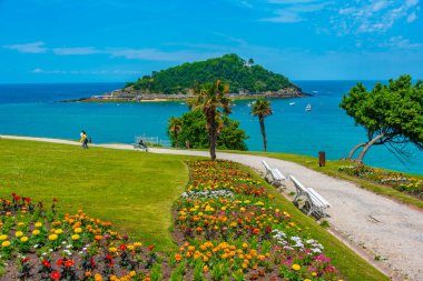 Santa Clara adası San Sebastian, İspanya 'daki Miramar Sarayı' ndan izleniyor..