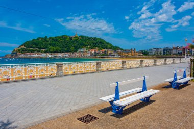 İspanya, San Sebastian 'da deniz kenarı gezinti manzarası.