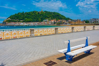 İspanya, San Sebastian 'da deniz kenarı gezinti manzarası.