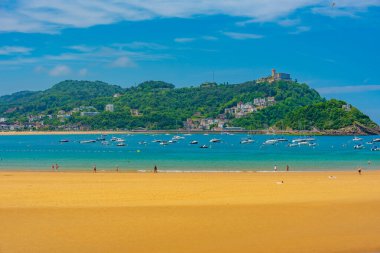 Monte Igualdo, İspanya, San Sebastian 'da Ondarreta plajının arkasında görüldü..