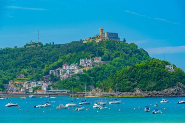 Monte Igualdo, İspanya, San Sebastian 'da Ondarreta plajının arkasında görüldü..