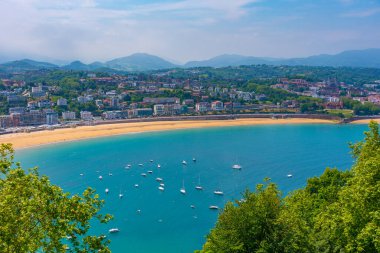 San Sebastian, İspanya 'daki La Concha plajının arkasındaki otellerde..