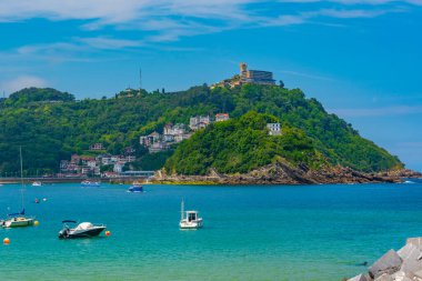 Monte Igualdo, İspanya, San Sebastian 'da Ondarreta plajının arkasında görüldü..