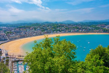 San Sebastian, İspanya 'daki La Concha plajının arkasındaki otellerde..