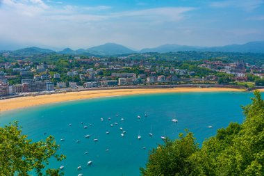 San Sebastian, İspanya 'daki La Concha plajının arkasındaki otellerde..