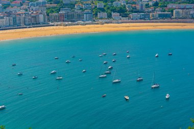 İspanyol limanı San Sebastian, İspanya 'ya demir atan tekneler.