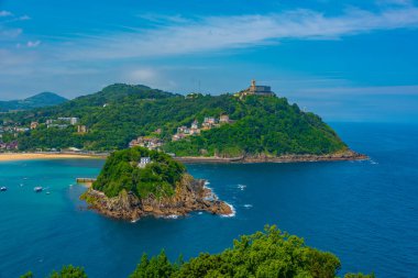 Monte Igualdo San Sebastian, İspanya 'da Santa Clara adasının arkasında görüldü..