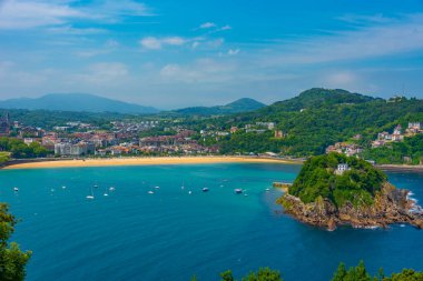 Monte Igualdo San Sebastian, İspanya 'da Santa Clara adasının arkasında görüldü..