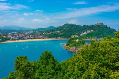 Monte Igualdo San Sebastian, İspanya 'da Santa Clara adasının arkasında görüldü..