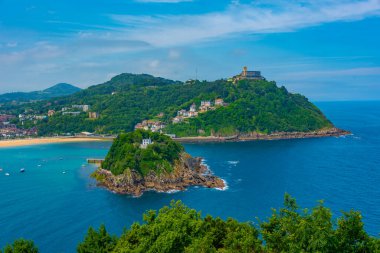 Monte Igualdo San Sebastian, İspanya 'da Santa Clara adasının arkasında görüldü..