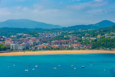 San Sebastian, İspanya 'daki La Concha plajının arkasındaki otellerde..