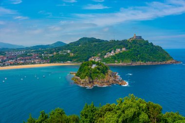 Monte Igualdo San Sebastian, İspanya 'da Santa Clara adasının arkasında görüldü..