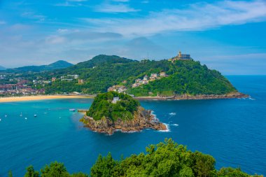 Monte Igualdo San Sebastian, İspanya 'da Santa Clara adasının arkasında görüldü..