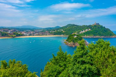 Monte Igualdo San Sebastian, İspanya 'da Santa Clara adasının arkasında görüldü..