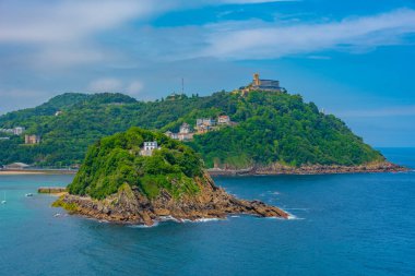 Monte Igualdo San Sebastian, İspanya 'da Santa Clara adasının arkasında görüldü..