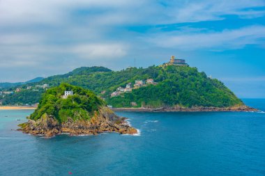 Monte Igualdo San Sebastian, İspanya 'da Santa Clara adasının arkasında görüldü..