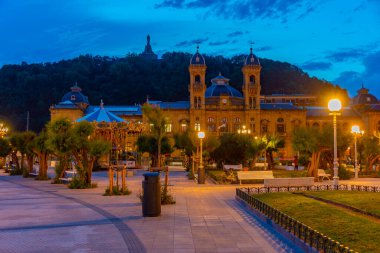 İspanya 'nın San Sebastian kentindeki belediye binasının gece manzarası.