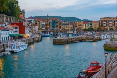 İspanya 'nın San Sebastian limanındaki Marina' nın günbatımı manzarası.