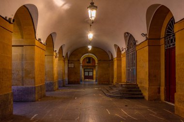 İspanya 'nın eski San Sebastian kasabasındaki Plaza de la Constitucion' un gece manzarası.