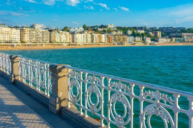 İspanya, San Sebastian 'da deniz kenarı gezinti manzarası.