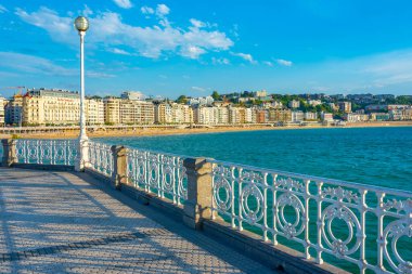 İspanya, San Sebastian 'da deniz kenarı gezinti manzarası.