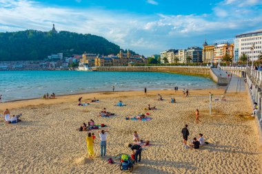 İspanya 'nın San Sebastian kentindeki belediye binasının gece manzarası.