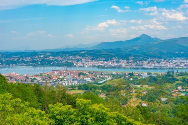 İspanya ile Fransa sınırındaki Irun ve Hendaye kasabalarının Panorama manzarası.